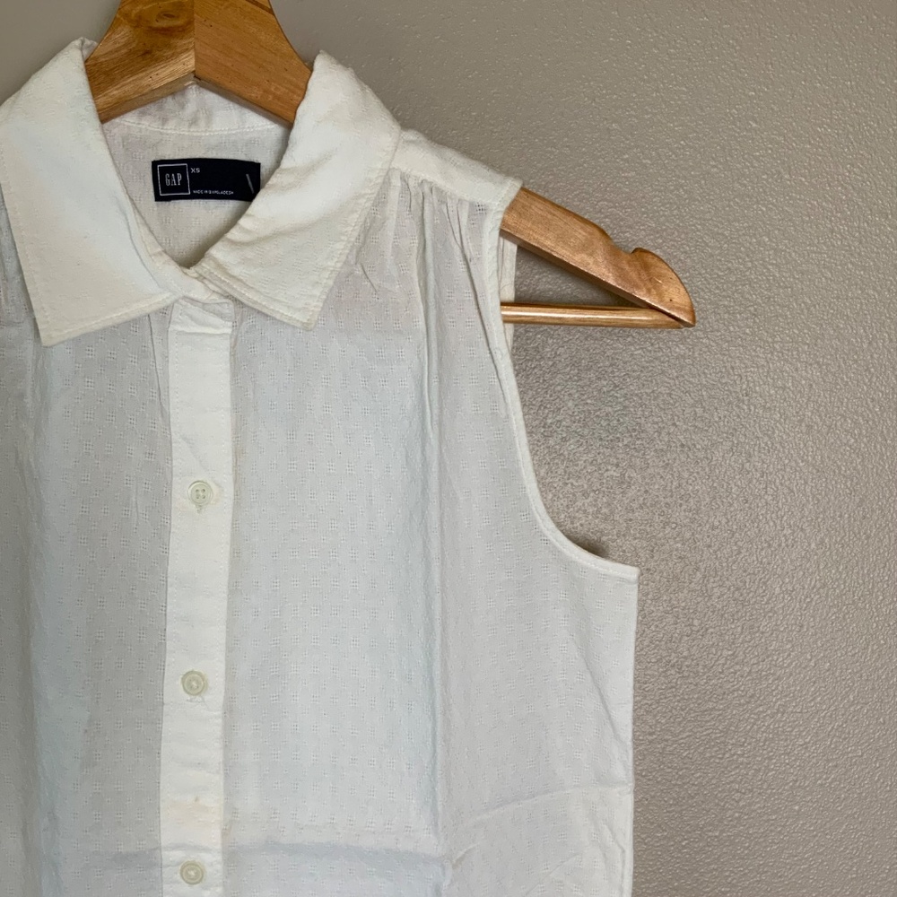 GAP Sleeveless Textured Collared Button Down Shir… - image 9